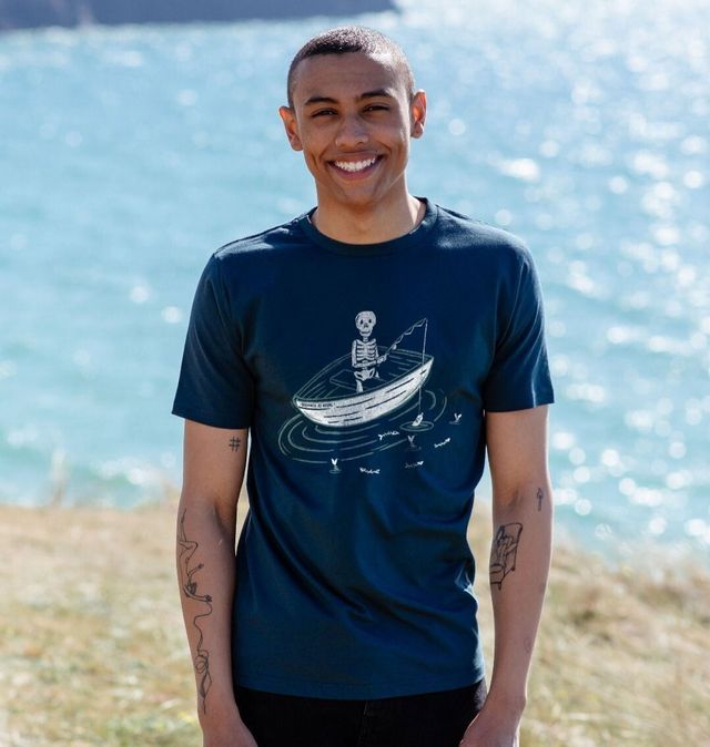Skull and Crossbones t-shirt for men pirate decal design tee shirt jolly roger e Skull and Crossbones t-shirt for men pirate decal design tee shirt jolly roger e