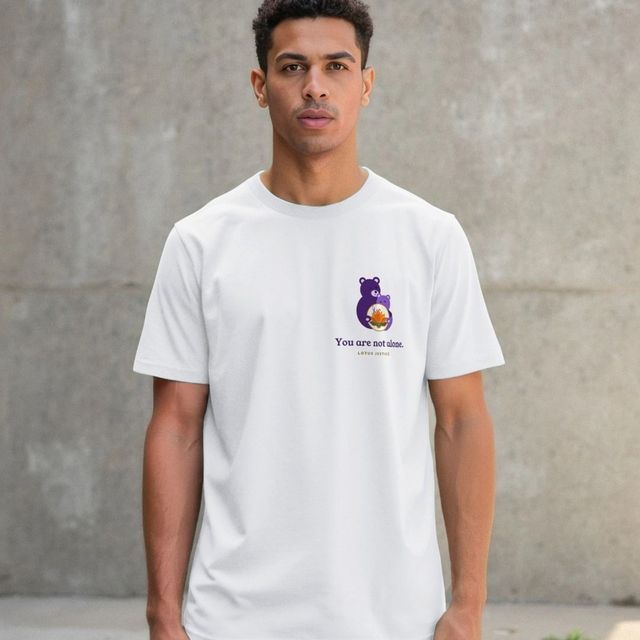 You Are Not Alone Tee — fotografia 1